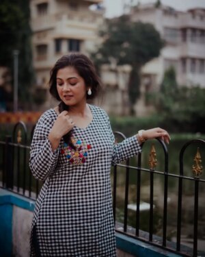 Payel De Instagram - সন্ধ্যা বেলায় তুমি আমি.....

📷 - @argha_giri 
💄 - @sanjuhaldermakeupartist 
👘 - @hiyarmajhe_by_ujjaini 
🔗 - @rudrakshprnads 

#photooftheday #photos #portraits #kolkataphotography #kolkata #streetphotography #instafashion #instadaily