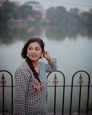 Payel De Instagram - সন্ধ্যা বেলায় তুমি আমি.....

📷 - @argha_giri 
💄 - @sanjuhaldermakeupartist 
👘 - @hiyarmajhe_by_ujjaini 
🔗 - @rudrakshprnads 

#photooftheday #photos #portraits #kolkataphotography #kolkata #streetphotography #instafashion #instadaily