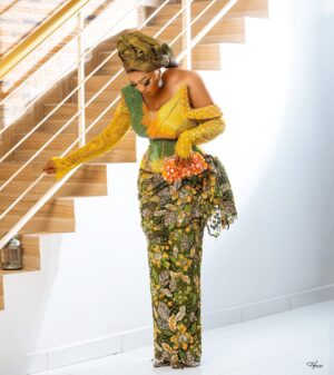 Peggy Ovire Instagram - #JP25 was lit 🔥 
we partied till dawn ...
Ain't no party like a Yoruba party, I love Owambes 💃 

Outfit @st.magaretofficial
Makeup @ifenkilipro
Gele @ufuoma_artistry