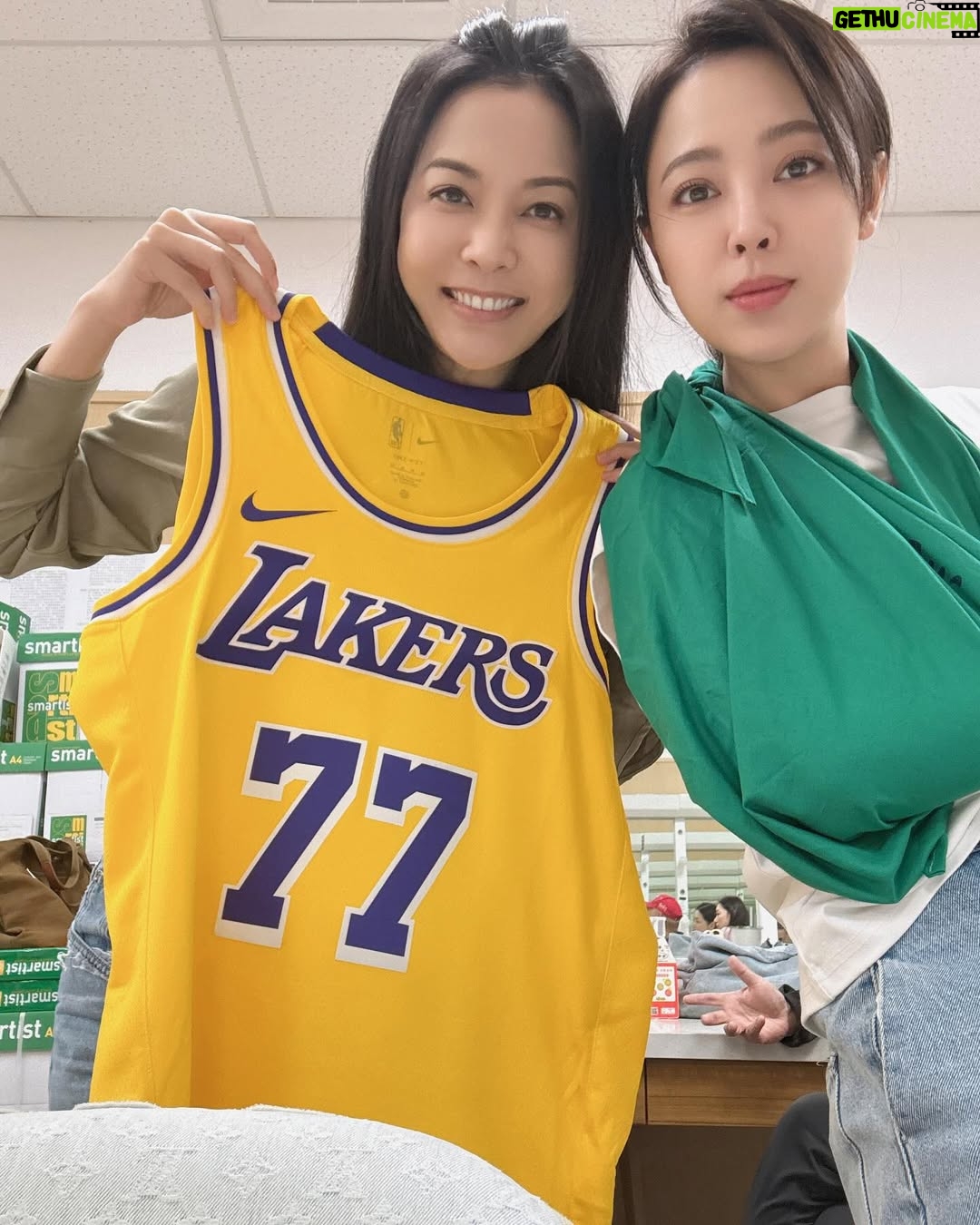 Pei-Pei Ho - 1.4K Likes - 77的球衣耶!(不是我的)
硬要合照一下,假裝擁有🫶🏾
辛苦的兔兔 @ruby0805lin ,手手趕快好起來🙏🏽
#何蓓蓓 #lakers #77 #東契奇 #東七七 #basketball #季後賽 #好運 #luckygirl #doncic
