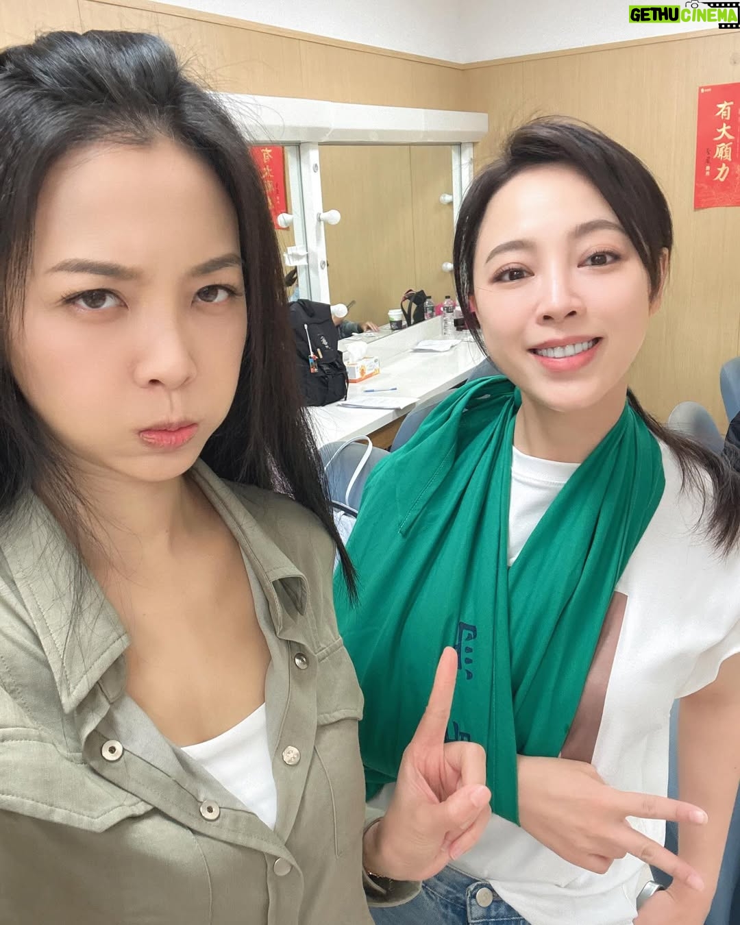 Pei-Pei Ho - 1.4K Likes - 77的球衣耶!(不是我的)
硬要合照一下,假裝擁有🫶🏾
辛苦的兔兔 @ruby0805lin ,手手趕快好起來🙏🏽
#何蓓蓓 #lakers #77 #東契奇 #東七七 #basketball #季後賽 #好運 #luckygirl #doncic