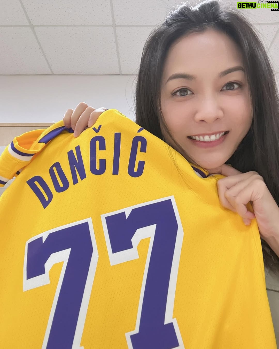 Pei-Pei Ho - 1.4K Likes - 77的球衣耶!(不是我的)
硬要合照一下,假裝擁有🫶🏾
辛苦的兔兔 @ruby0805lin ,手手趕快好起來🙏🏽
#何蓓蓓 #lakers #77 #東契奇 #東七七 #basketball #季後賽 #好運 #luckygirl #doncic