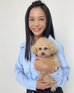 Pei-Pei Ho Instagram - 脫軌的人生或許很難重回正軌，
不過，誰能確保返回軌道就能一路平安到終點？！

DiDi 比金邦妮輕耶！
抱起來一點感覺都沒有😳而且很文靜
不自覺面對他的所有動作都會放輕
回家給邦妮量體重😤

上衣 裙子 @fula_tw  #芙菈
#何蓓蓓 #貴賓狗 #玩具貴賓犬 #玩偶 #doll #好運來 #lucky #八點檔