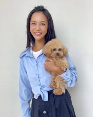 Pei-Pei Ho Instagram - 脫軌的人生或許很難重回正軌，
不過，誰能確保返回軌道就能一路平安到終點？！

DiDi 比金邦妮輕耶！
抱起來一點感覺都沒有😳而且很文靜
不自覺面對他的所有動作都會放輕
回家給邦妮量體重😤

上衣 裙子 @fula_tw  #芙菈
#何蓓蓓 #貴賓狗 #玩具貴賓犬 #玩偶 #doll #好運來 #lucky #八點檔
