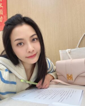 Pei-Pei Ho Instagram - 終於揭開育欣的職業，是「營養師」啦！
要知道怎麼吃健康吃漂亮，
問我就對了🤣

上衣 @baibeautytw  #白鳥麗子
包包 @robinmay_tw #rm
#何蓓蓓 #好運來 #好運攏總來 #lucygirl #八點檔 #民視
