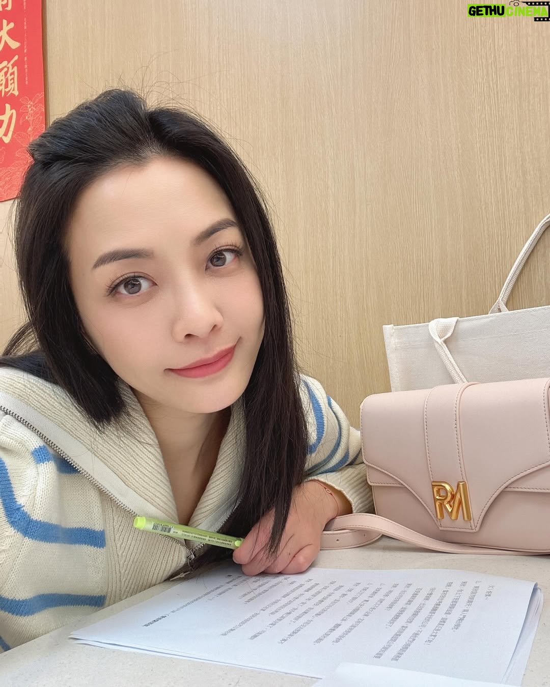 Pei-Pei Ho - 1.4K Likes - 終於揭開育欣的職業,是「營養師」啦!
要知道怎麼吃健康吃漂亮,
問我就對了🤣
上衣 @baibeautytw #白鳥麗子
包包 @robinmay_tw #rm
#何蓓蓓 #好運來 #好運攏總來 #lucygirl #八點檔 #民視