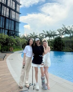 Phyllis Quek Instagram - ⭐️💋⭐️Through every season, good or bad, happy or sad, young or younger 😝, we’ve always had each other’s backs. Our sisterhood has stood the test of time, built on love, laughter, support, and zero judgment. I’m beyond grateful for the kind of friendship that doesn’t require constant upkeep but just mutual respect, loyalty, and genuine joy for each other’s lives.

Here’s to my sisters, Carol and Phyllis, thank you for being my people. Carol, wishing you a smooth and speedy recovery from that broken leg and wrist. Just remember, we’re only ever a text away to lift your spirits and make you smile.

To many more beautiful memories together, this bond is forever.💋⭐️💋 @carolelinxiaopei @phyllis_quek 🤍🩷🩵