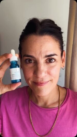Pilar Gamboa Instagram - Escúchame La Roche-Posay me invitó a probar este serum del bien que en este momento de la vida, me viene genial 
Un aliado para las ojeras (maternar trabajar y vivir ja ! )
#hyaluB5ojos de @larocheposay 🩵#Hyalub5