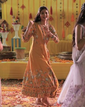 Pooja Birari Instagram - Cute moves , big smiles ! 
#throwbacktobestieswedding ❤️💃