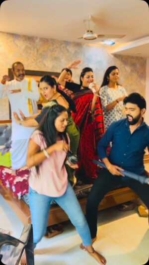 Pooja Murthy Instagram - Funny Funnier Funniest 🤣 Guess the small glitch in the video and comment #reelsinstagram #funny #shootmode #gundammakatha #funonset