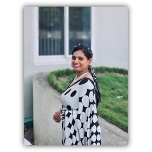 Pooja Sani Instagram - Feel so Vintage☎️ Retro Mode 📽️🎼🎬🎞️
.
PC : @faran_bin_usman 🤝🏻
.
#poojasani #bornoninstagram