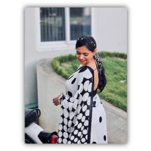 Pooja Sani Instagram - Feel so Vintage☎️ Retro Mode 📽️🎼🎬🎞️
.
PC : @faran_bin_usman 🤝🏻
.
#poojasani #bornoninstagram