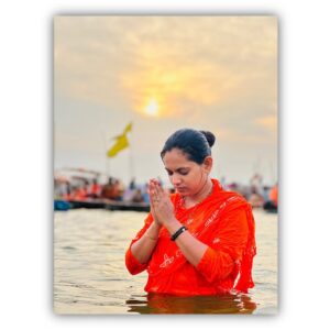 Pooja Sani Instagram - POV: You’re Witnessing the world’s largest spiritual gathering what your 5 generation couldn’t 🙏🏻 
.
MAHAKUMBH 🕉️ 
.
PC : @manohar_brahmavar @siddarth2628 
.
#poojasani #bornoninstagram