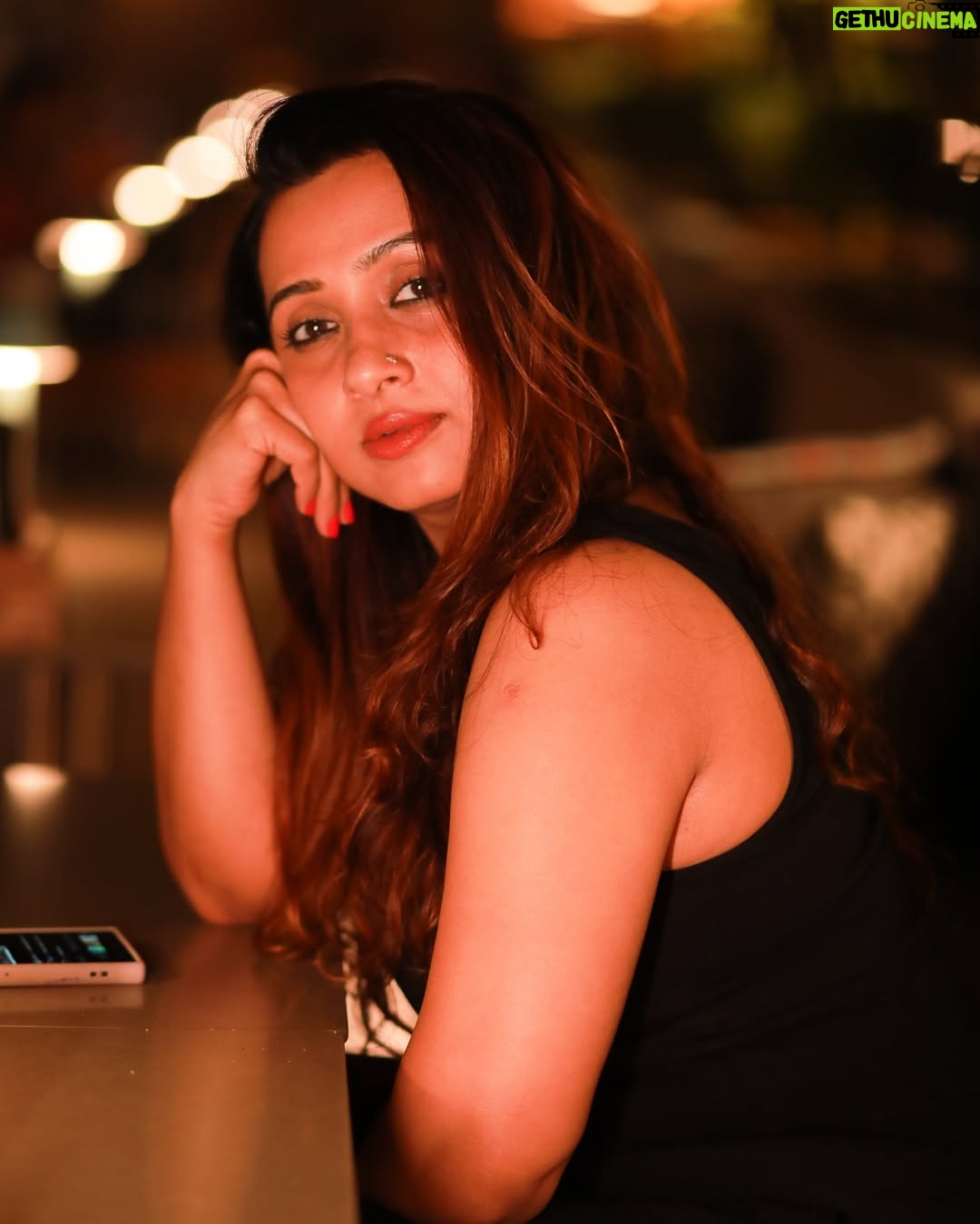 Poojitha - 4.3K Likes - Phoenix ~
Thank you @razee_rasheed for always clicking the best pics for me šš
#dubai #happy #goodvibe #peace #love