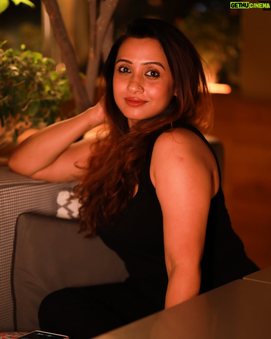 Poojitha - 4.3K Likes - Phoenix ~
Thank you @razee_rasheed for always clicking the best pics for me šš
#dubai #happy #goodvibe #peace #love