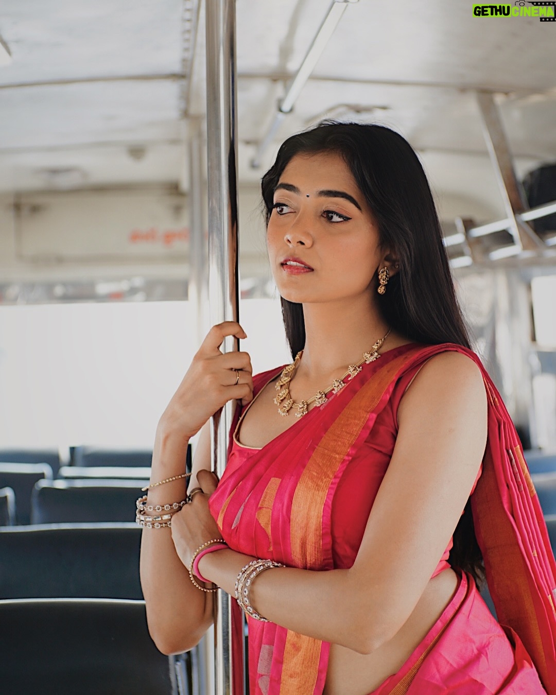 Preethi Pagadala - 57.9K Likes - Umm enthaina ma pinni saree ne workout aythadi naaku💕💕💕
PC: @frameinsidetheframe