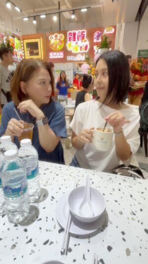 Priscelia Chan Instagram - When “英姐“ @chenhuihui108 bumped into “萍姐” 😆🤣🤣#小娘惹之翡翠山 #MediacorpEmeraldHill