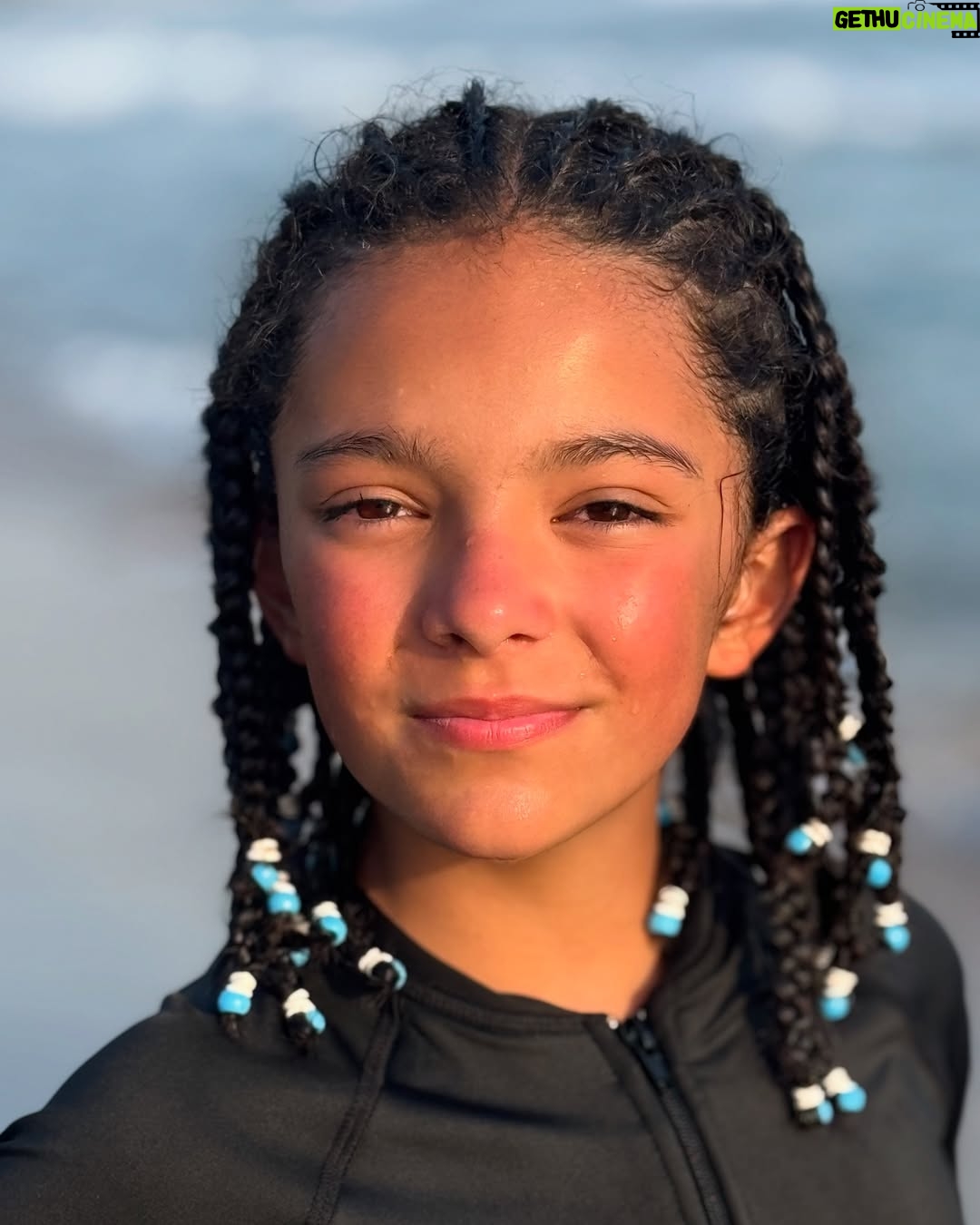 Priscila Faz - 3.4K Likes - Madrinas, si alguien me hubiera dicho, como oriunda de la Sultana del Norte, que las memorias de mis huercas se iban a escribir en Manzanillo, no hubiera dado cré-di-to.
Y trácala, resulta que Colima sí existe, y que ahí, justo ahí, entre un mar caprichoso, arena dorada con tintes negros, donas arenosas que te venden en la playa, la huerca ha pasado sus veranos: con trencitas en la cabeza, chololos en la mano y primas tapatías a su lado.
Manzanillo es ese lugar que parece detenido en el tiempo mientras mis hijas crecen de manera aborazada, los atardeceres son de locura, los mariscos, maravillosos, y yo veo con ternura cómo María le sigue pidiendo al Black Pitt que la aviente de avioncito al agua, sin tomar en cuenta su tamaño, y el papá saca fuerza de Thor para tirarla, aunque sea unos cuantos centímetros sobre el agua.
Me enternece la pátina del tiempo y me recuerda a mis veranos en SPI y Corpus Christi, muy Selena de mi parte.
¿Ustedes en donde pasaban sus vacaciones creciendo?