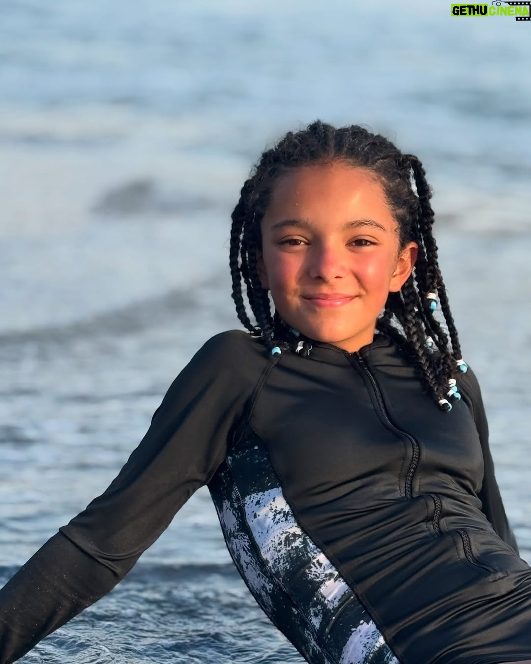 Priscila Faz - 3.4K Likes - Madrinas, si alguien me hubiera dicho, como oriunda de la Sultana del Norte, que las memorias de mis huercas se iban a escribir en Manzanillo, no hubiera dado cré-di-to.
Y trácala, resulta que Colima sí existe, y que ahí, justo ahí, entre un mar caprichoso, arena dorada con tintes negros, donas arenosas que te venden en la playa, la huerca ha pasado sus veranos: con trencitas en la cabeza, chololos en la mano y primas tapatías a su lado.
Manzanillo es ese lugar que parece detenido en el tiempo mientras mis hijas crecen de manera aborazada, los atardeceres son de locura, los mariscos, maravillosos, y yo veo con ternura cómo María le sigue pidiendo al Black Pitt que la aviente de avioncito al agua, sin tomar en cuenta su tamaño, y el papá saca fuerza de Thor para tirarla, aunque sea unos cuantos centímetros sobre el agua.
Me enternece la pátina del tiempo y me recuerda a mis veranos en SPI y Corpus Christi, muy Selena de mi parte.
¿Ustedes en donde pasaban sus vacaciones creciendo?
