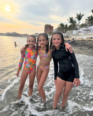 Priscila Faz Instagram - Madrinas, si alguien me hubiera dicho, como oriunda de la Sultana del Norte, que las memorias de mis huercas se iban a escribir en Manzanillo, no hubiera dado cré-di-to.

Y trácala, resulta que Colima sí existe, y que ahí, justo ahí, entre un mar caprichoso, arena dorada con tintes negros, donas arenosas que te venden en la playa, la huerca ha pasado sus veranos: con trencitas en la cabeza, chololos en la mano y primas tapatías a su lado.

Manzanillo es ese lugar que parece detenido en el tiempo mientras mis hijas crecen de manera aborazada, los atardeceres son de locura, los mariscos, maravillosos, y yo veo con ternura cómo María le sigue pidiendo al Black Pitt que la aviente de avioncito al agua, sin tomar en cuenta su tamaño, y el papá saca fuerza de Thor para tirarla, aunque sea unos cuantos centímetros sobre el agua.

Me enternece la pátina del tiempo y me recuerda a mis veranos en SPI y Corpus Christi, muy Selena de mi parte.

¿Ustedes en donde pasaban sus vacaciones creciendo?
