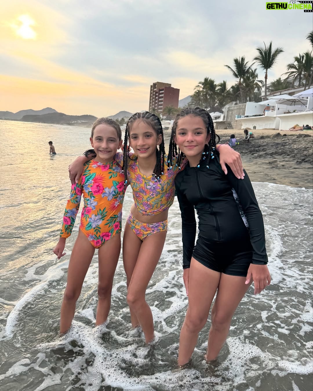 Priscila Faz - 3.4K Likes - Madrinas, si alguien me hubiera dicho, como oriunda de la Sultana del Norte, que las memorias de mis huercas se iban a escribir en Manzanillo, no hubiera dado cré-di-to.
Y trácala, resulta que Colima sí existe, y que ahí, justo ahí, entre un mar caprichoso, arena dorada con tintes negros, donas arenosas que te venden en la playa, la huerca ha pasado sus veranos: con trencitas en la cabeza, chololos en la mano y primas tapatías a su lado.
Manzanillo es ese lugar que parece detenido en el tiempo mientras mis hijas crecen de manera aborazada, los atardeceres son de locura, los mariscos, maravillosos, y yo veo con ternura cómo María le sigue pidiendo al Black Pitt que la aviente de avioncito al agua, sin tomar en cuenta su tamaño, y el papá saca fuerza de Thor para tirarla, aunque sea unos cuantos centímetros sobre el agua.
Me enternece la pátina del tiempo y me recuerda a mis veranos en SPI y Corpus Christi, muy Selena de mi parte.
¿Ustedes en donde pasaban sus vacaciones creciendo?