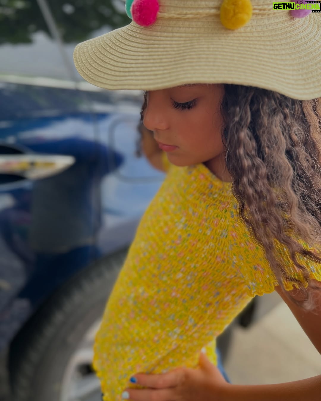 Priscila Faz - 3.4K Likes - Madrinas, si alguien me hubiera dicho, como oriunda de la Sultana del Norte, que las memorias de mis huercas se iban a escribir en Manzanillo, no hubiera dado cré-di-to.
Y trácala, resulta que Colima sí existe, y que ahí, justo ahí, entre un mar caprichoso, arena dorada con tintes negros, donas arenosas que te venden en la playa, la huerca ha pasado sus veranos: con trencitas en la cabeza, chololos en la mano y primas tapatías a su lado.
Manzanillo es ese lugar que parece detenido en el tiempo mientras mis hijas crecen de manera aborazada, los atardeceres son de locura, los mariscos, maravillosos, y yo veo con ternura cómo María le sigue pidiendo al Black Pitt que la aviente de avioncito al agua, sin tomar en cuenta su tamaño, y el papá saca fuerza de Thor para tirarla, aunque sea unos cuantos centímetros sobre el agua.
Me enternece la pátina del tiempo y me recuerda a mis veranos en SPI y Corpus Christi, muy Selena de mi parte.
¿Ustedes en donde pasaban sus vacaciones creciendo?