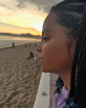 Priscila Faz Instagram - Madrinas, si alguien me hubiera dicho, como oriunda de la Sultana del Norte, que las memorias de mis huercas se iban a escribir en Manzanillo, no hubiera dado cré-di-to.

Y trácala, resulta que Colima sí existe, y que ahí, justo ahí, entre un mar caprichoso, arena dorada con tintes negros, donas arenosas que te venden en la playa, la huerca ha pasado sus veranos: con trencitas en la cabeza, chololos en la mano y primas tapatías a su lado.

Manzanillo es ese lugar que parece detenido en el tiempo mientras mis hijas crecen de manera aborazada, los atardeceres son de locura, los mariscos, maravillosos, y yo veo con ternura cómo María le sigue pidiendo al Black Pitt que la aviente de avioncito al agua, sin tomar en cuenta su tamaño, y el papá saca fuerza de Thor para tirarla, aunque sea unos cuantos centímetros sobre el agua.

Me enternece la pátina del tiempo y me recuerda a mis veranos en SPI y Corpus Christi, muy Selena de mi parte.

¿Ustedes en donde pasaban sus vacaciones creciendo?