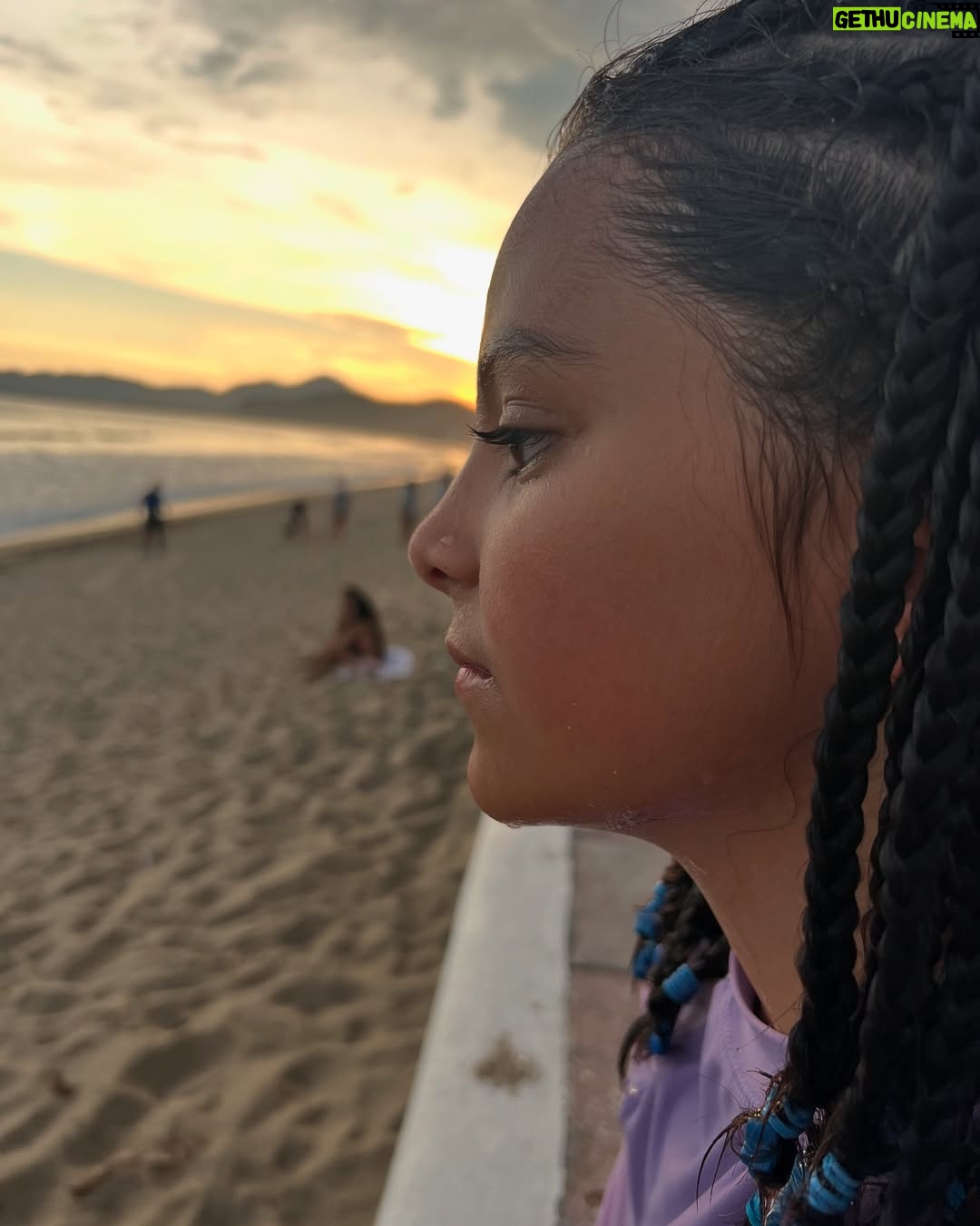 Priscila Faz - 3.4K Likes - Madrinas, si alguien me hubiera dicho, como oriunda de la Sultana del Norte, que las memorias de mis huercas se iban a escribir en Manzanillo, no hubiera dado cré-di-to.
Y trácala, resulta que Colima sí existe, y que ahí, justo ahí, entre un mar caprichoso, arena dorada con tintes negros, donas arenosas que te venden en la playa, la huerca ha pasado sus veranos: con trencitas en la cabeza, chololos en la mano y primas tapatías a su lado.
Manzanillo es ese lugar que parece detenido en el tiempo mientras mis hijas crecen de manera aborazada, los atardeceres son de locura, los mariscos, maravillosos, y yo veo con ternura cómo María le sigue pidiendo al Black Pitt que la aviente de avioncito al agua, sin tomar en cuenta su tamaño, y el papá saca fuerza de Thor para tirarla, aunque sea unos cuantos centímetros sobre el agua.
Me enternece la pátina del tiempo y me recuerda a mis veranos en SPI y Corpus Christi, muy Selena de mi parte.
¿Ustedes en donde pasaban sus vacaciones creciendo?