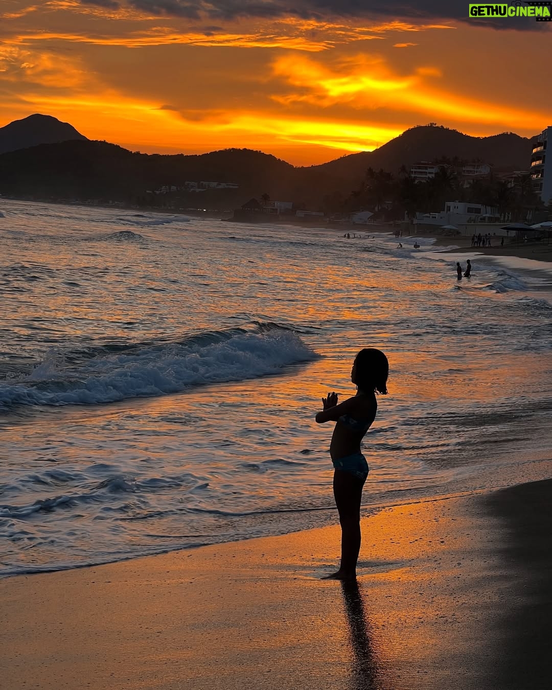 Priscila Faz - 3.4K Likes - Madrinas, si alguien me hubiera dicho, como oriunda de la Sultana del Norte, que las memorias de mis huercas se iban a escribir en Manzanillo, no hubiera dado cré-di-to.
Y trácala, resulta que Colima sí existe, y que ahí, justo ahí, entre un mar caprichoso, arena dorada con tintes negros, donas arenosas que te venden en la playa, la huerca ha pasado sus veranos: con trencitas en la cabeza, chololos en la mano y primas tapatías a su lado.
Manzanillo es ese lugar que parece detenido en el tiempo mientras mis hijas crecen de manera aborazada, los atardeceres son de locura, los mariscos, maravillosos, y yo veo con ternura cómo María le sigue pidiendo al Black Pitt que la aviente de avioncito al agua, sin tomar en cuenta su tamaño, y el papá saca fuerza de Thor para tirarla, aunque sea unos cuantos centímetros sobre el agua.
Me enternece la pátina del tiempo y me recuerda a mis veranos en SPI y Corpus Christi, muy Selena de mi parte.
¿Ustedes en donde pasaban sus vacaciones creciendo?