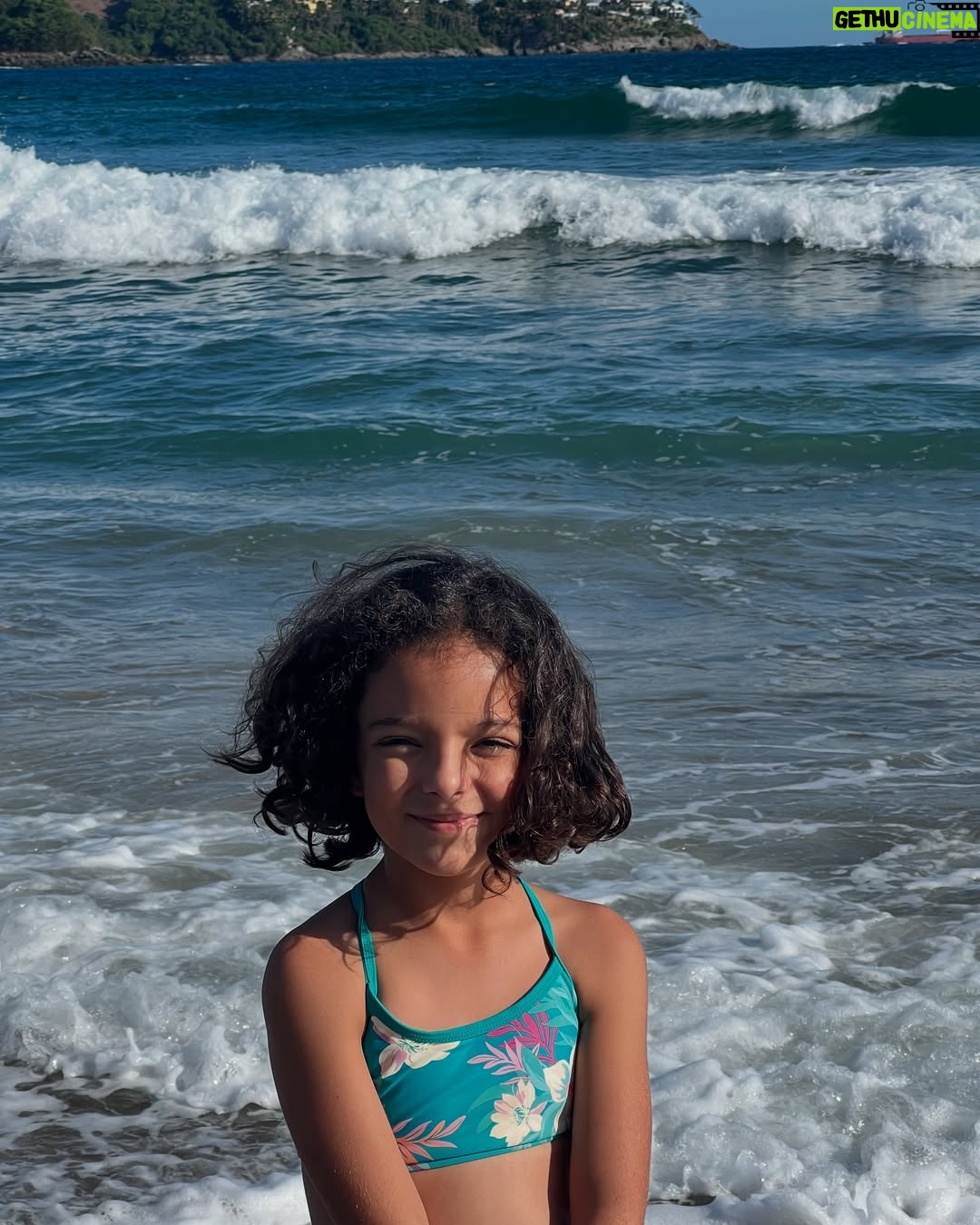 Priscila Faz - 3.4K Likes - Madrinas, si alguien me hubiera dicho, como oriunda de la Sultana del Norte, que las memorias de mis huercas se iban a escribir en Manzanillo, no hubiera dado cré-di-to.
Y trácala, resulta que Colima sí existe, y que ahí, justo ahí, entre un mar caprichoso, arena dorada con tintes negros, donas arenosas que te venden en la playa, la huerca ha pasado sus veranos: con trencitas en la cabeza, chololos en la mano y primas tapatías a su lado.
Manzanillo es ese lugar que parece detenido en el tiempo mientras mis hijas crecen de manera aborazada, los atardeceres son de locura, los mariscos, maravillosos, y yo veo con ternura cómo María le sigue pidiendo al Black Pitt que la aviente de avioncito al agua, sin tomar en cuenta su tamaño, y el papá saca fuerza de Thor para tirarla, aunque sea unos cuantos centímetros sobre el agua.
Me enternece la pátina del tiempo y me recuerda a mis veranos en SPI y Corpus Christi, muy Selena de mi parte.
¿Ustedes en donde pasaban sus vacaciones creciendo?