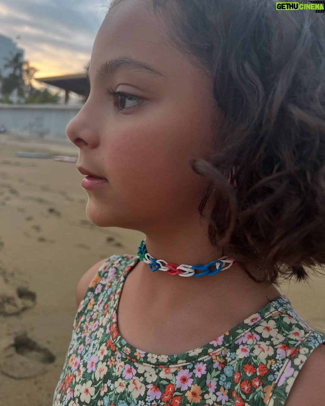 Priscila Faz - 3.4K Likes - Madrinas, si alguien me hubiera dicho, como oriunda de la Sultana del Norte, que las memorias de mis huercas se iban a escribir en Manzanillo, no hubiera dado cré-di-to.
Y trácala, resulta que Colima sí existe, y que ahí, justo ahí, entre un mar caprichoso, arena dorada con tintes negros, donas arenosas que te venden en la playa, la huerca ha pasado sus veranos: con trencitas en la cabeza, chololos en la mano y primas tapatías a su lado.
Manzanillo es ese lugar que parece detenido en el tiempo mientras mis hijas crecen de manera aborazada, los atardeceres son de locura, los mariscos, maravillosos, y yo veo con ternura cómo María le sigue pidiendo al Black Pitt que la aviente de avioncito al agua, sin tomar en cuenta su tamaño, y el papá saca fuerza de Thor para tirarla, aunque sea unos cuantos centímetros sobre el agua.
Me enternece la pátina del tiempo y me recuerda a mis veranos en SPI y Corpus Christi, muy Selena de mi parte.
¿Ustedes en donde pasaban sus vacaciones creciendo?