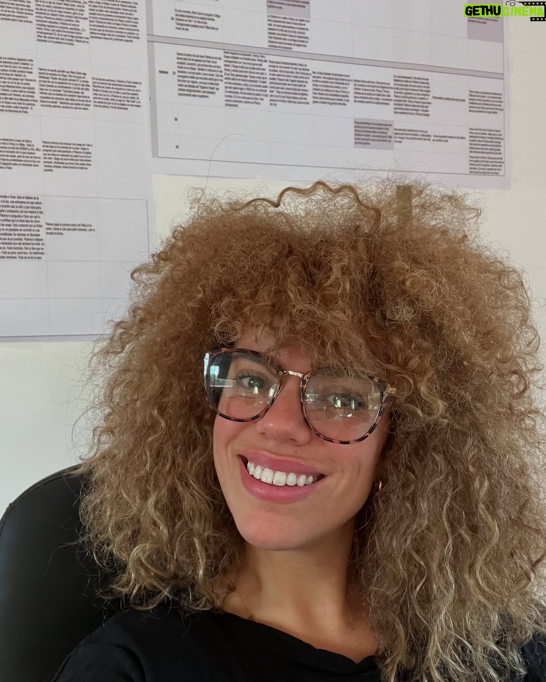 Priscila Faz - 3.7K Likes - Hermanas… no todos los días se estrena una serie que escribiste. Es surreal ver las palabras que robaste de tu cerebro, que leíste en voz alta, que platicaste con las otras escritoras, que recibieron notas de la productora, de la plataforma… y así en loop hasta ver que llegó a la pantalla y reconocer tus diálogos. Está loquísimo… y muy, muy chingón.
Ahora, se preguntarán qué tiene que ver una foto en bikini con todo esto. Y la verdad: nada. Como ya me habían dicho por ahí, la vida de guionista no es muy glamourosa.
Y como una foto mía, jorobada y con el ceño fruncido frente a Final Draft, recibiría dos likes, decidí mejor subir esta foto, mostrando piel, como diría Shakira.
Gracias a @anarascon y @andycortina_s por ser los mejores ejecutivos, al pan de hojaldre que, si fuera humano, sería @milimorfin y a mí por salir adelante en el juego del calamar que fue el proceso de escribir esta serie. Jajajaj ¡Que la gocen, hermanas!
¿Qué harían ustedes si encuentran a su hijo jugando con un dildo de colores que NO ES SUYO? 💥😱🦄
No se pierdan Valiendo Madres por @primevideomx