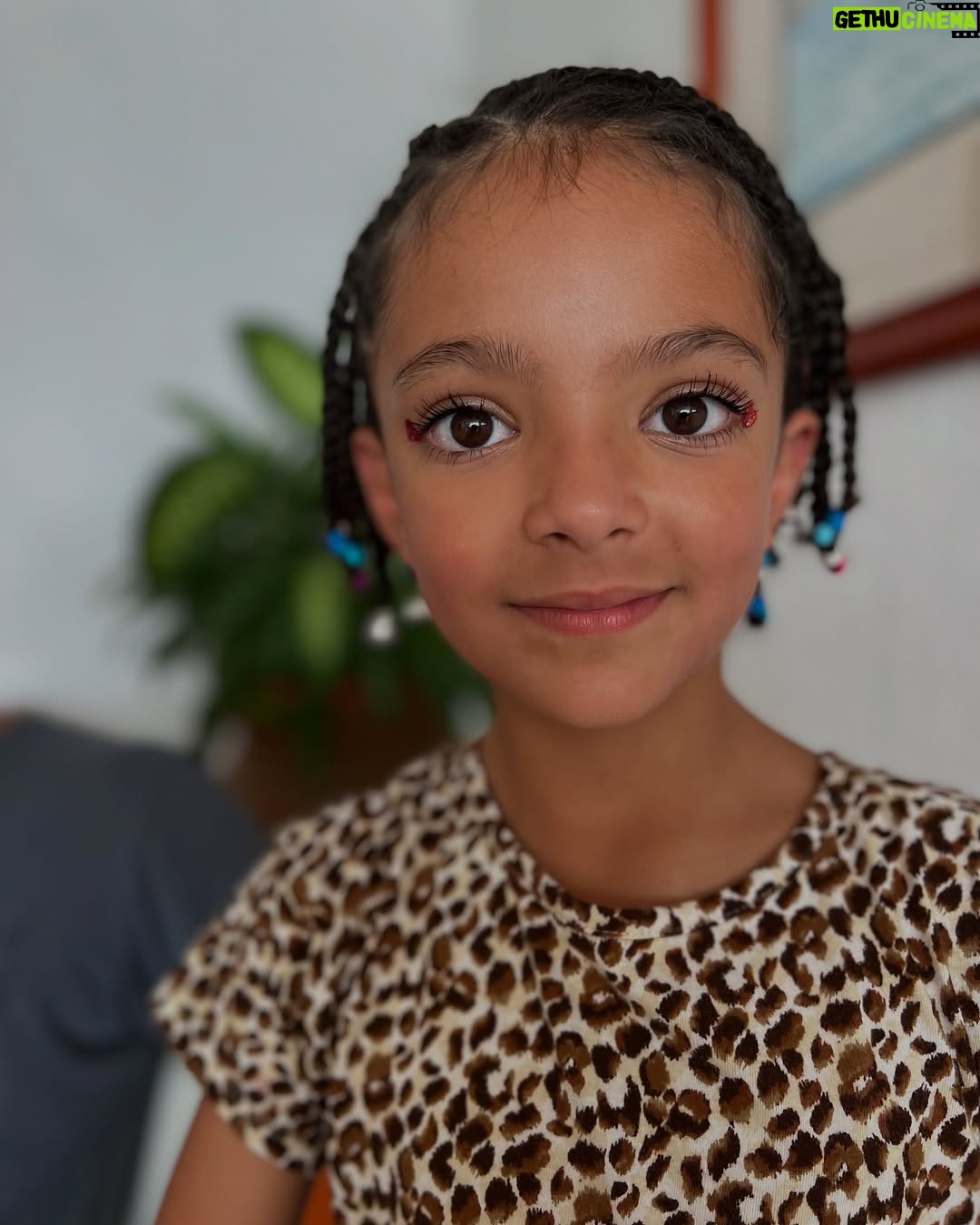 Priscila Faz - 3.4K Likes - Madrinas, si alguien me hubiera dicho, como oriunda de la Sultana del Norte, que las memorias de mis huercas se iban a escribir en Manzanillo, no hubiera dado cré-di-to.
Y trácala, resulta que Colima sí existe, y que ahí, justo ahí, entre un mar caprichoso, arena dorada con tintes negros, donas arenosas que te venden en la playa, la huerca ha pasado sus veranos: con trencitas en la cabeza, chololos en la mano y primas tapatías a su lado.
Manzanillo es ese lugar que parece detenido en el tiempo mientras mis hijas crecen de manera aborazada, los atardeceres son de locura, los mariscos, maravillosos, y yo veo con ternura cómo María le sigue pidiendo al Black Pitt que la aviente de avioncito al agua, sin tomar en cuenta su tamaño, y el papá saca fuerza de Thor para tirarla, aunque sea unos cuantos centímetros sobre el agua.
Me enternece la pátina del tiempo y me recuerda a mis veranos en SPI y Corpus Christi, muy Selena de mi parte.
¿Ustedes en donde pasaban sus vacaciones creciendo?