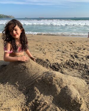 Priscila Faz Instagram - Madrinas, si alguien me hubiera dicho, como oriunda de la Sultana del Norte, que las memorias de mis huercas se iban a escribir en Manzanillo, no hubiera dado cré-di-to.

Y trácala, resulta que Colima sí existe, y que ahí, justo ahí, entre un mar caprichoso, arena dorada con tintes negros, donas arenosas que te venden en la playa, la huerca ha pasado sus veranos: con trencitas en la cabeza, chololos en la mano y primas tapatías a su lado.

Manzanillo es ese lugar que parece detenido en el tiempo mientras mis hijas crecen de manera aborazada, los atardeceres son de locura, los mariscos, maravillosos, y yo veo con ternura cómo María le sigue pidiendo al Black Pitt que la aviente de avioncito al agua, sin tomar en cuenta su tamaño, y el papá saca fuerza de Thor para tirarla, aunque sea unos cuantos centímetros sobre el agua.

Me enternece la pátina del tiempo y me recuerda a mis veranos en SPI y Corpus Christi, muy Selena de mi parte.

¿Ustedes en donde pasaban sus vacaciones creciendo?