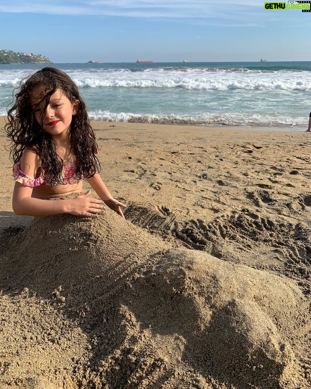 Priscila Faz - 3.4K Likes - Madrinas, si alguien me hubiera dicho, como oriunda de la Sultana del Norte, que las memorias de mis huercas se iban a escribir en Manzanillo, no hubiera dado cré-di-to.
Y trácala, resulta que Colima sí existe, y que ahí, justo ahí, entre un mar caprichoso, arena dorada con tintes negros, donas arenosas que te venden en la playa, la huerca ha pasado sus veranos: con trencitas en la cabeza, chololos en la mano y primas tapatías a su lado.
Manzanillo es ese lugar que parece detenido en el tiempo mientras mis hijas crecen de manera aborazada, los atardeceres son de locura, los mariscos, maravillosos, y yo veo con ternura cómo María le sigue pidiendo al Black Pitt que la aviente de avioncito al agua, sin tomar en cuenta su tamaño, y el papá saca fuerza de Thor para tirarla, aunque sea unos cuantos centímetros sobre el agua.
Me enternece la pátina del tiempo y me recuerda a mis veranos en SPI y Corpus Christi, muy Selena de mi parte.
¿Ustedes en donde pasaban sus vacaciones creciendo?