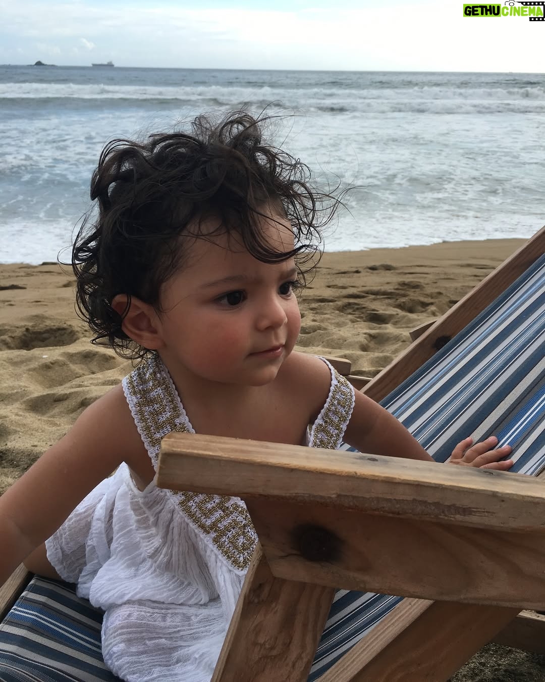 Priscila Faz - 3.4K Likes - Madrinas, si alguien me hubiera dicho, como oriunda de la Sultana del Norte, que las memorias de mis huercas se iban a escribir en Manzanillo, no hubiera dado cré-di-to.
Y trácala, resulta que Colima sí existe, y que ahí, justo ahí, entre un mar caprichoso, arena dorada con tintes negros, donas arenosas que te venden en la playa, la huerca ha pasado sus veranos: con trencitas en la cabeza, chololos en la mano y primas tapatías a su lado.
Manzanillo es ese lugar que parece detenido en el tiempo mientras mis hijas crecen de manera aborazada, los atardeceres son de locura, los mariscos, maravillosos, y yo veo con ternura cómo María le sigue pidiendo al Black Pitt que la aviente de avioncito al agua, sin tomar en cuenta su tamaño, y el papá saca fuerza de Thor para tirarla, aunque sea unos cuantos centímetros sobre el agua.
Me enternece la pátina del tiempo y me recuerda a mis veranos en SPI y Corpus Christi, muy Selena de mi parte.
¿Ustedes en donde pasaban sus vacaciones creciendo?