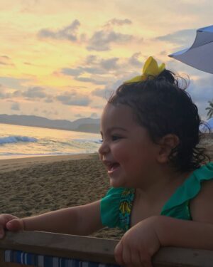 Priscila Faz Instagram - Madrinas, si alguien me hubiera dicho, como oriunda de la Sultana del Norte, que las memorias de mis huercas se iban a escribir en Manzanillo, no hubiera dado cré-di-to.

Y trácala, resulta que Colima sí existe, y que ahí, justo ahí, entre un mar caprichoso, arena dorada con tintes negros, donas arenosas que te venden en la playa, la huerca ha pasado sus veranos: con trencitas en la cabeza, chololos en la mano y primas tapatías a su lado.

Manzanillo es ese lugar que parece detenido en el tiempo mientras mis hijas crecen de manera aborazada, los atardeceres son de locura, los mariscos, maravillosos, y yo veo con ternura cómo María le sigue pidiendo al Black Pitt que la aviente de avioncito al agua, sin tomar en cuenta su tamaño, y el papá saca fuerza de Thor para tirarla, aunque sea unos cuantos centímetros sobre el agua.

Me enternece la pátina del tiempo y me recuerda a mis veranos en SPI y Corpus Christi, muy Selena de mi parte.

¿Ustedes en donde pasaban sus vacaciones creciendo?
