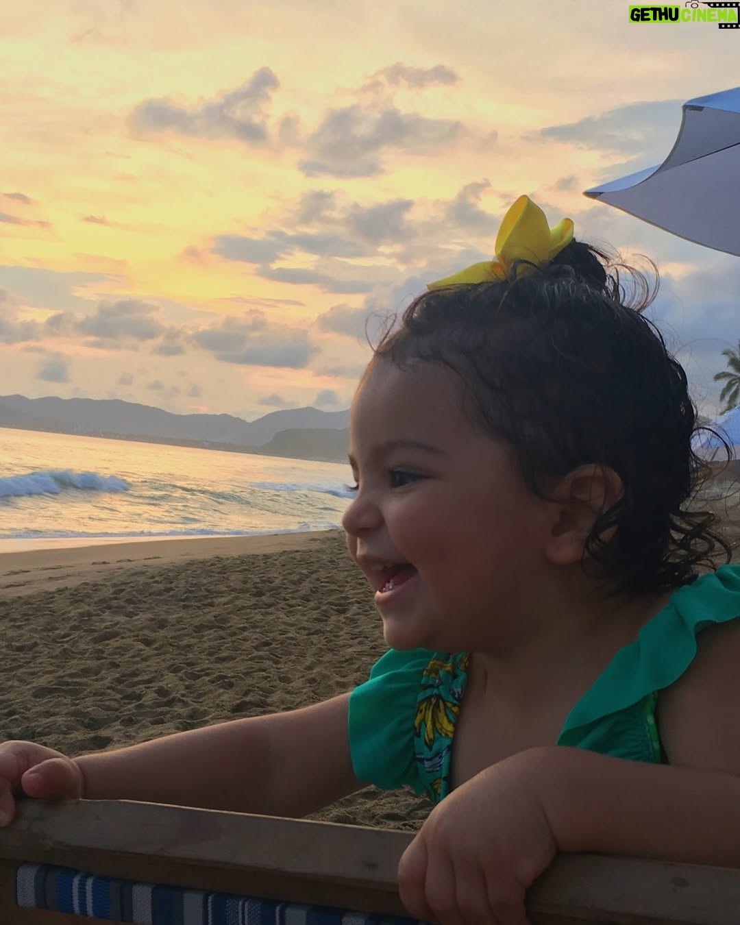 Priscila Faz - 3.4K Likes - Madrinas, si alguien me hubiera dicho, como oriunda de la Sultana del Norte, que las memorias de mis huercas se iban a escribir en Manzanillo, no hubiera dado cré-di-to.
Y trácala, resulta que Colima sí existe, y que ahí, justo ahí, entre un mar caprichoso, arena dorada con tintes negros, donas arenosas que te venden en la playa, la huerca ha pasado sus veranos: con trencitas en la cabeza, chololos en la mano y primas tapatías a su lado.
Manzanillo es ese lugar que parece detenido en el tiempo mientras mis hijas crecen de manera aborazada, los atardeceres son de locura, los mariscos, maravillosos, y yo veo con ternura cómo María le sigue pidiendo al Black Pitt que la aviente de avioncito al agua, sin tomar en cuenta su tamaño, y el papá saca fuerza de Thor para tirarla, aunque sea unos cuantos centímetros sobre el agua.
Me enternece la pátina del tiempo y me recuerda a mis veranos en SPI y Corpus Christi, muy Selena de mi parte.
¿Ustedes en donde pasaban sus vacaciones creciendo?