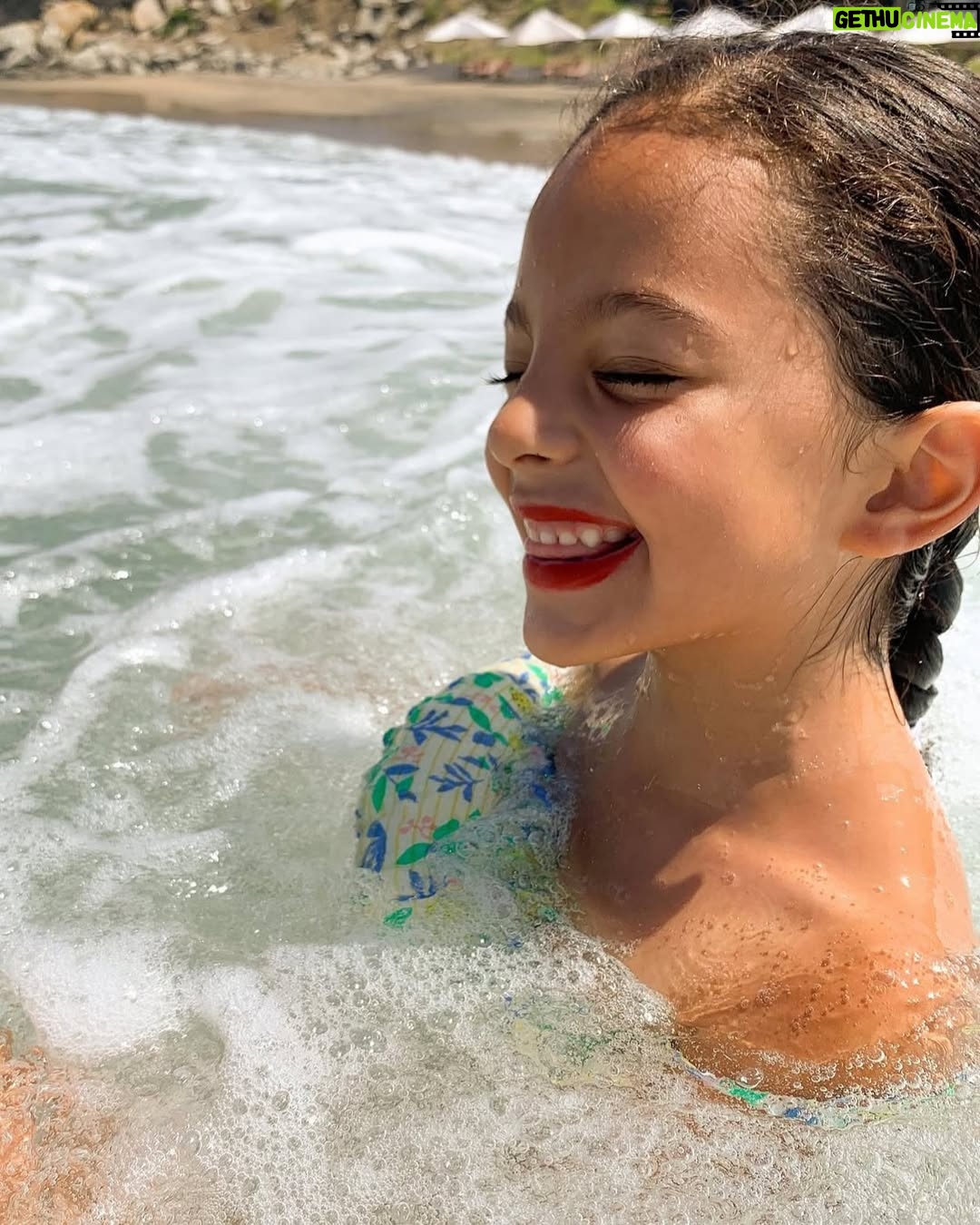 Priscila Faz - 3.4K Likes - Madrinas, si alguien me hubiera dicho, como oriunda de la Sultana del Norte, que las memorias de mis huercas se iban a escribir en Manzanillo, no hubiera dado cré-di-to.
Y trácala, resulta que Colima sí existe, y que ahí, justo ahí, entre un mar caprichoso, arena dorada con tintes negros, donas arenosas que te venden en la playa, la huerca ha pasado sus veranos: con trencitas en la cabeza, chololos en la mano y primas tapatías a su lado.
Manzanillo es ese lugar que parece detenido en el tiempo mientras mis hijas crecen de manera aborazada, los atardeceres son de locura, los mariscos, maravillosos, y yo veo con ternura cómo María le sigue pidiendo al Black Pitt que la aviente de avioncito al agua, sin tomar en cuenta su tamaño, y el papá saca fuerza de Thor para tirarla, aunque sea unos cuantos centímetros sobre el agua.
Me enternece la pátina del tiempo y me recuerda a mis veranos en SPI y Corpus Christi, muy Selena de mi parte.
¿Ustedes en donde pasaban sus vacaciones creciendo?