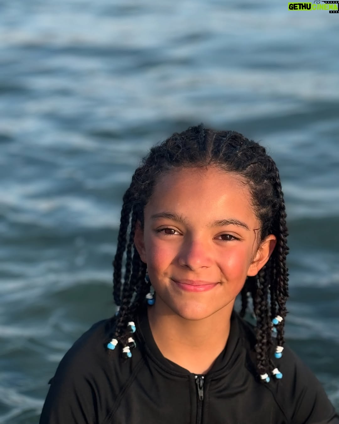 Priscila Faz - 3.4K Likes - Madrinas, si alguien me hubiera dicho, como oriunda de la Sultana del Norte, que las memorias de mis huercas se iban a escribir en Manzanillo, no hubiera dado cré-di-to.
Y trácala, resulta que Colima sí existe, y que ahí, justo ahí, entre un mar caprichoso, arena dorada con tintes negros, donas arenosas que te venden en la playa, la huerca ha pasado sus veranos: con trencitas en la cabeza, chololos en la mano y primas tapatías a su lado.
Manzanillo es ese lugar que parece detenido en el tiempo mientras mis hijas crecen de manera aborazada, los atardeceres son de locura, los mariscos, maravillosos, y yo veo con ternura cómo María le sigue pidiendo al Black Pitt que la aviente de avioncito al agua, sin tomar en cuenta su tamaño, y el papá saca fuerza de Thor para tirarla, aunque sea unos cuantos centímetros sobre el agua.
Me enternece la pátina del tiempo y me recuerda a mis veranos en SPI y Corpus Christi, muy Selena de mi parte.
¿Ustedes en donde pasaban sus vacaciones creciendo?