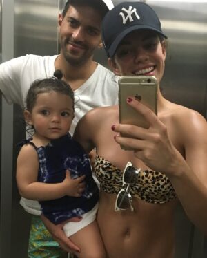 Priscila Faz Instagram - Madrinas, si alguien me hubiera dicho, como oriunda de la Sultana del Norte, que las memorias de mis huercas se iban a escribir en Manzanillo, no hubiera dado cré-di-to.

Y trácala, resulta que Colima sí existe, y que ahí, justo ahí, entre un mar caprichoso, arena dorada con tintes negros, donas arenosas que te venden en la playa, la huerca ha pasado sus veranos: con trencitas en la cabeza, chololos en la mano y primas tapatías a su lado.

Manzanillo es ese lugar que parece detenido en el tiempo mientras mis hijas crecen de manera aborazada, los atardeceres son de locura, los mariscos, maravillosos, y yo veo con ternura cómo María le sigue pidiendo al Black Pitt que la aviente de avioncito al agua, sin tomar en cuenta su tamaño, y el papá saca fuerza de Thor para tirarla, aunque sea unos cuantos centímetros sobre el agua.

Me enternece la pátina del tiempo y me recuerda a mis veranos en SPI y Corpus Christi, muy Selena de mi parte.

¿Ustedes en donde pasaban sus vacaciones creciendo?