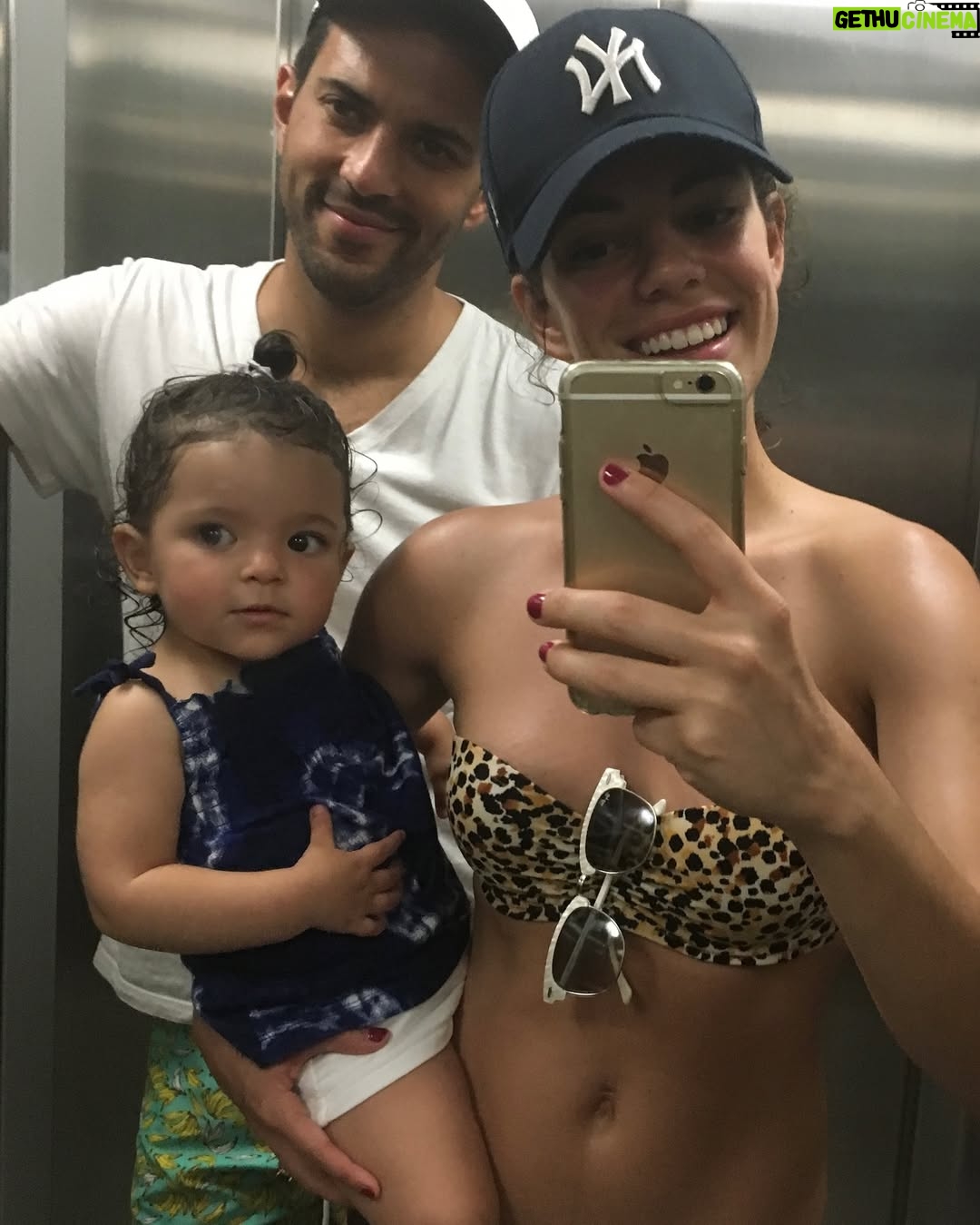 Priscila Faz - 3.4K Likes - Madrinas, si alguien me hubiera dicho, como oriunda de la Sultana del Norte, que las memorias de mis huercas se iban a escribir en Manzanillo, no hubiera dado cré-di-to.
Y trácala, resulta que Colima sí existe, y que ahí, justo ahí, entre un mar caprichoso, arena dorada con tintes negros, donas arenosas que te venden en la playa, la huerca ha pasado sus veranos: con trencitas en la cabeza, chololos en la mano y primas tapatías a su lado.
Manzanillo es ese lugar que parece detenido en el tiempo mientras mis hijas crecen de manera aborazada, los atardeceres son de locura, los mariscos, maravillosos, y yo veo con ternura cómo María le sigue pidiendo al Black Pitt que la aviente de avioncito al agua, sin tomar en cuenta su tamaño, y el papá saca fuerza de Thor para tirarla, aunque sea unos cuantos centímetros sobre el agua.
Me enternece la pátina del tiempo y me recuerda a mis veranos en SPI y Corpus Christi, muy Selena de mi parte.
¿Ustedes en donde pasaban sus vacaciones creciendo?