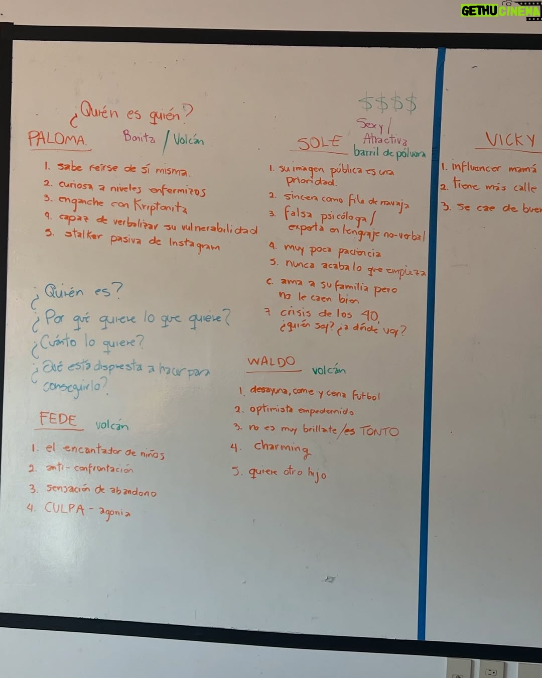 Priscila Faz - 3.7K Likes - Hermanas… no todos los días se estrena una serie que escribiste. Es surreal ver las palabras que robaste de tu cerebro, que leíste en voz alta, que platicaste con las otras escritoras, que recibieron notas de la productora, de la plataforma… y así en loop hasta ver que llegó a la pantalla y reconocer tus diálogos. Está loquísimo… y muy, muy chingón.
Ahora, se preguntarán qué tiene que ver una foto en bikini con todo esto. Y la verdad: nada. Como ya me habían dicho por ahí, la vida de guionista no es muy glamourosa.
Y como una foto mía, jorobada y con el ceño fruncido frente a Final Draft, recibiría dos likes, decidí mejor subir esta foto, mostrando piel, como diría Shakira.
Gracias a @anarascon y @andycortina_s por ser los mejores ejecutivos, al pan de hojaldre que, si fuera humano, sería @milimorfin y a mí por salir adelante en el juego del calamar que fue el proceso de escribir esta serie. Jajajaj ¡Que la gocen, hermanas!
¿Qué harían ustedes si encuentran a su hijo jugando con un dildo de colores que NO ES SUYO? 💥😱🦄
No se pierdan Valiendo Madres por @primevideomx