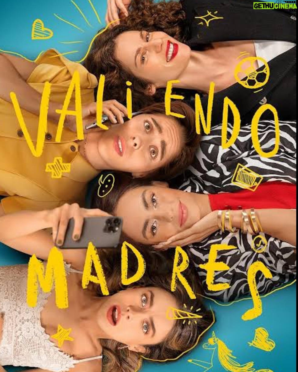 Priscila Faz - 3.7K Likes - Hermanas… no todos los días se estrena una serie que escribiste. Es surreal ver las palabras que robaste de tu cerebro, que leíste en voz alta, que platicaste con las otras escritoras, que recibieron notas de la productora, de la plataforma… y así en loop hasta ver que llegó a la pantalla y reconocer tus diálogos. Está loquísimo… y muy, muy chingón.
Ahora, se preguntarán qué tiene que ver una foto en bikini con todo esto. Y la verdad: nada. Como ya me habían dicho por ahí, la vida de guionista no es muy glamourosa.
Y como una foto mía, jorobada y con el ceño fruncido frente a Final Draft, recibiría dos likes, decidí mejor subir esta foto, mostrando piel, como diría Shakira.
Gracias a @anarascon y @andycortina_s por ser los mejores ejecutivos, al pan de hojaldre que, si fuera humano, sería @milimorfin y a mí por salir adelante en el juego del calamar que fue el proceso de escribir esta serie. Jajajaj ¡Que la gocen, hermanas!
¿Qué harían ustedes si encuentran a su hijo jugando con un dildo de colores que NO ES SUYO? 💥😱🦄
No se pierdan Valiendo Madres por @primevideomx