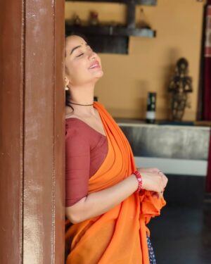 Priya J Achar Instagram - ದಿನವಿಡಿ ನಿನ್ನ ನೋಡೋ🙈
ಮುಗಿಯದ ಚಾಕರಿ❣️ 
.
.
.

#priyajachar #devanobhajaadugara #movieshoot 
With my fav lyrics☺️ #lovemusic