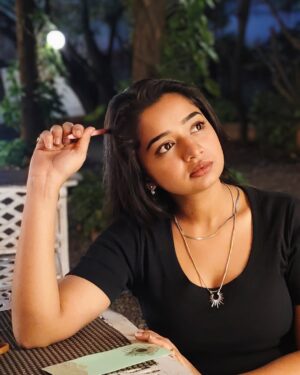 Priya J Achar Instagram - ನಿ ನನಗೆ ಕೊಟ್ಟದ್ದು ತಿಳಿ ನೀಲಿ ಕನಸ… 🦋
ಬರಿ ಪೋಲಿ ಕನಸ…🫣
.
.
.
.
#priyajachar #favsong #favlines #feelthevibe