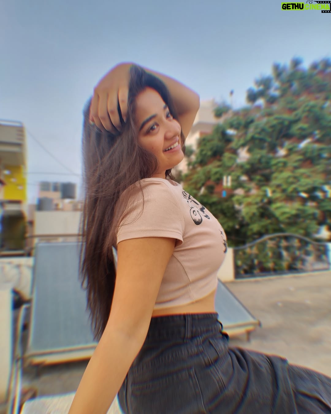 Priya J Achar - 30.7K Likes - ಪಿಸುಮಾತಾಡುತ, ಅರೆ ಏನಾಯಿತು🕊️
ಸವಿ ಕನಸೊಂದು ಜೀವಂತವಾಯಿತು...♥️