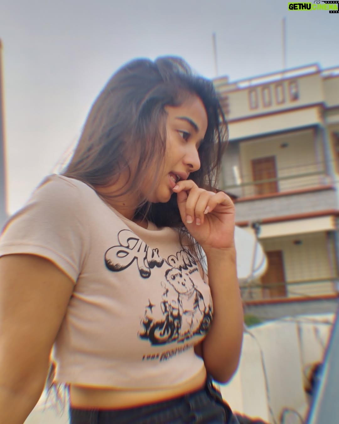 Priya J Achar - 30.7K Likes - ಪಿಸುಮಾತಾಡುತ, ಅರೆ ಏನಾಯಿತು🕊️
ಸವಿ ಕನಸೊಂದು ಜೀವಂತವಾಯಿತು...♥️