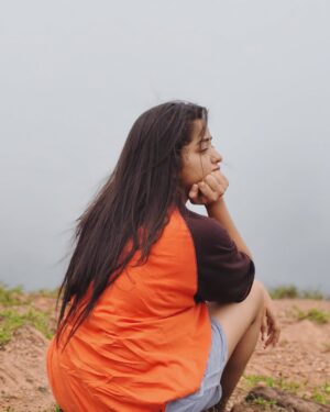 Priya J Achar Instagram - ನಗುವನ್ನು ಎಲ್ಲೋ ಮರೆತೆವು ಏಕೆ 🕊️
.
.
.
#priyajachar #favsong #naturelove 
.
.