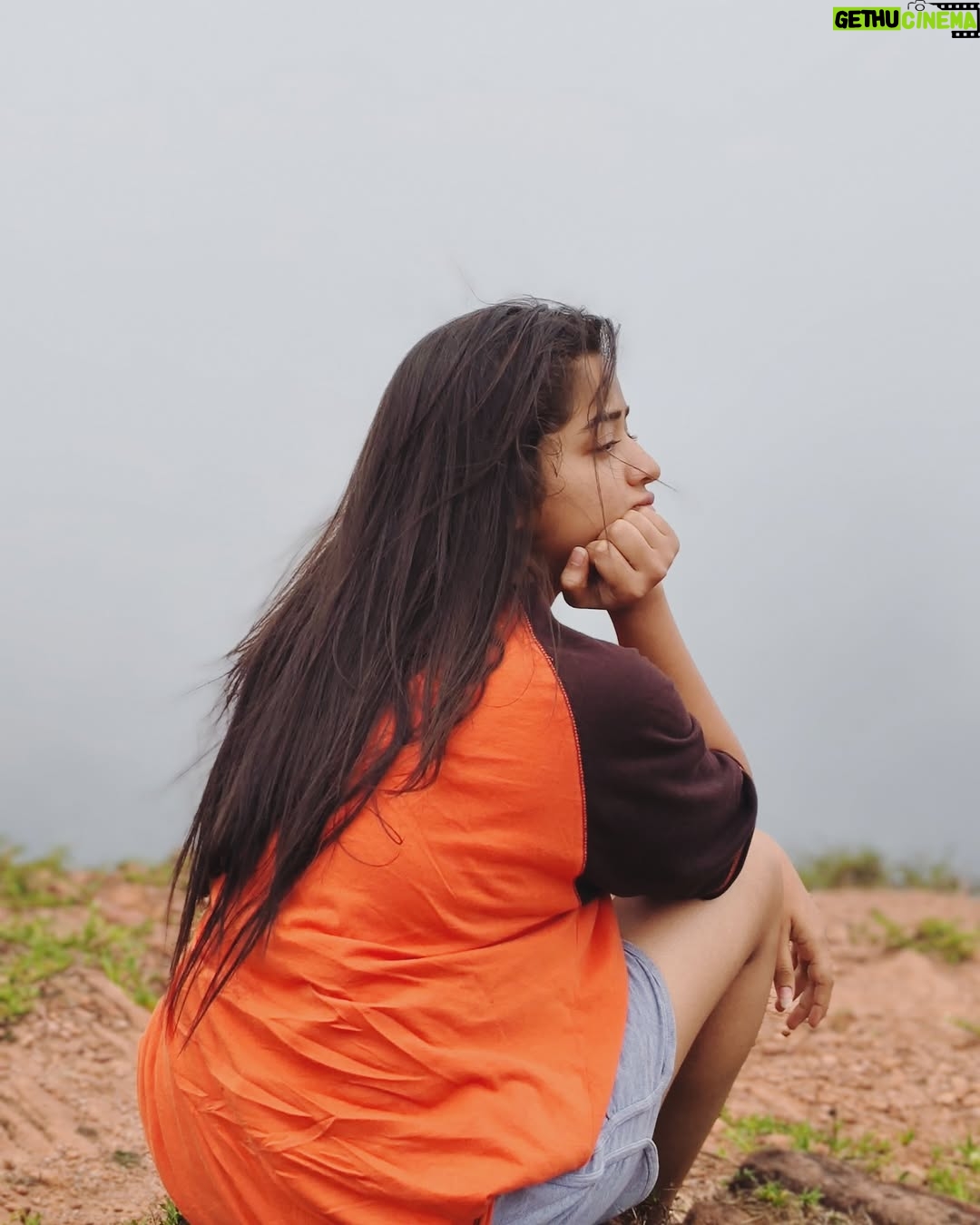 Priya J Achar - 93.1K Likes - ನಗುವನ್ನು ಎಲ್ಲೋ ಮರೆತೆವು ಏಕೆ 🕊️
.
.
.
#priyajachar #favsong #naturelove
.
.